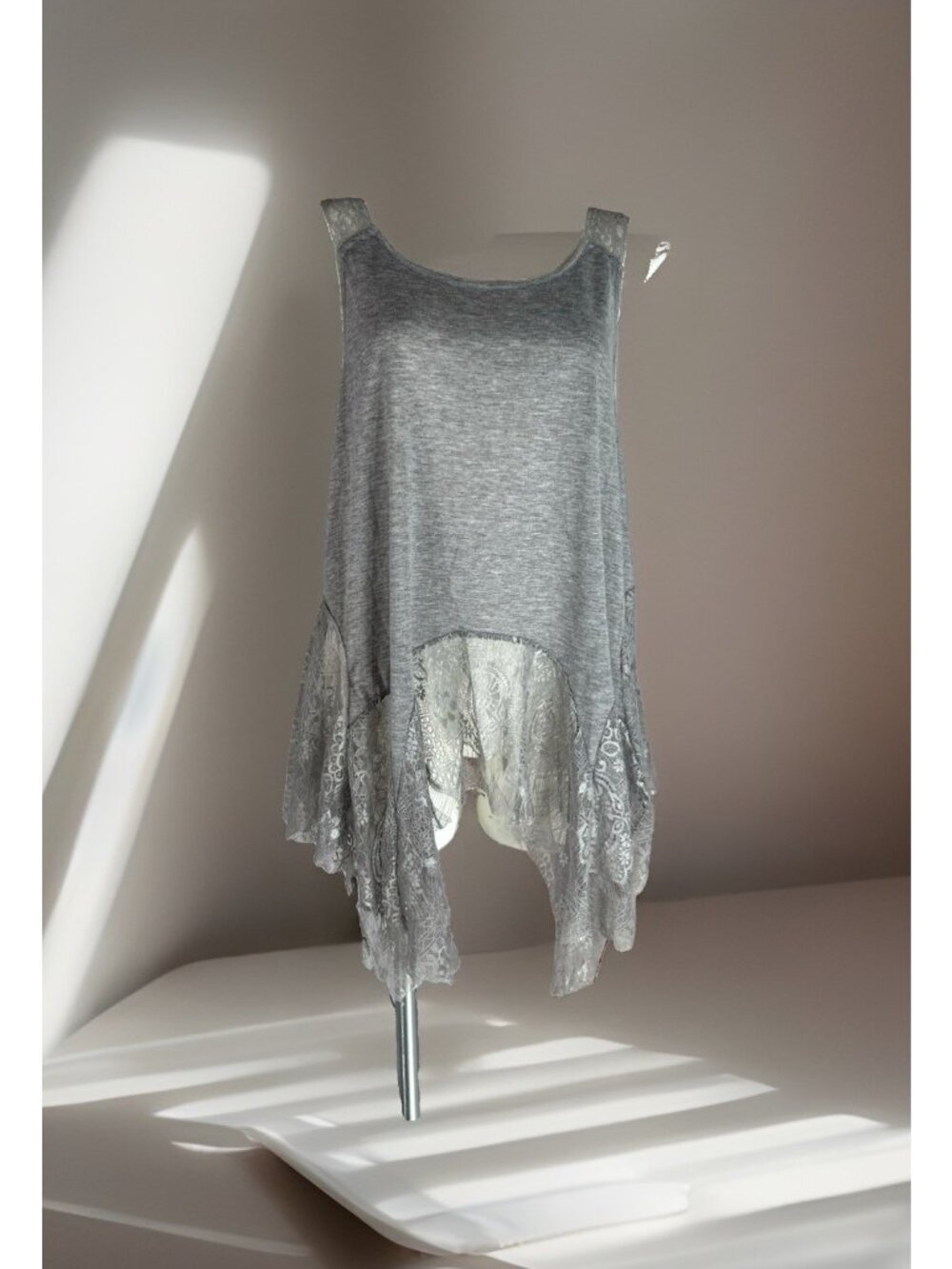 Umgee Knit Gray Tank Top Applique White Lace Hi Low Hem Ladies size Medium USA